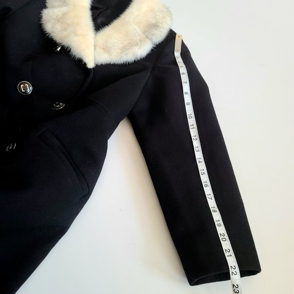Classic style pure virgin wool black coat with  white mink collar. - Picture 12 of 14
